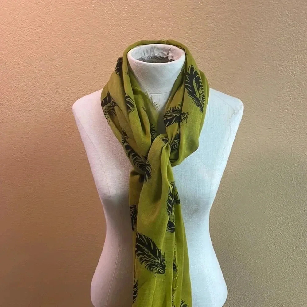 Green Scarf with‎ Feathers